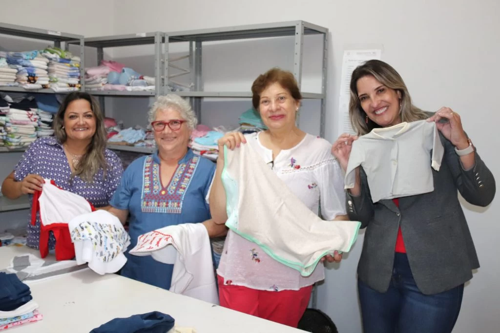 Fundo Social de Solidariedade visita associação que distribui enxovais às gestantes