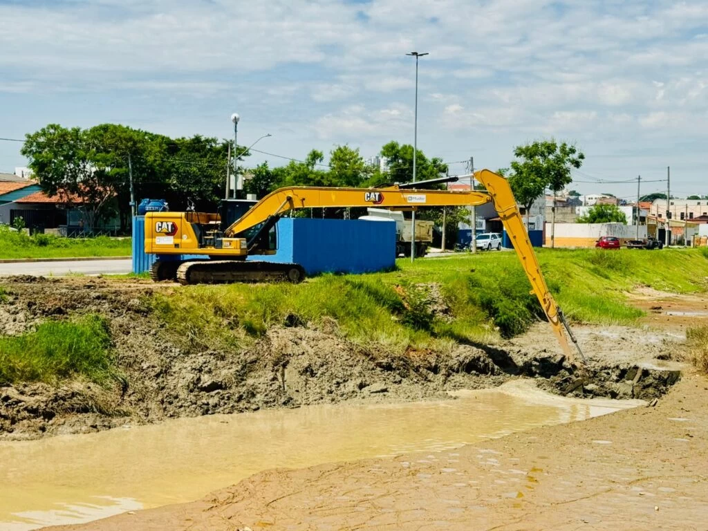Saae/Sorocaba faz limpeza e manutenção preventiva em Reservatório de Detenção de Cheias (RDC) do Jardim Maria do Carmo