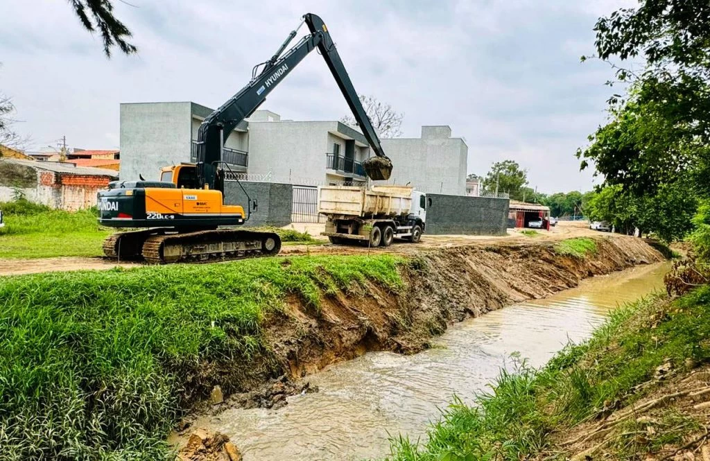 Prefeitura de Sorocaba e Saae realizam limpeza e manutenção preventiva do córrego na Vila Mathilde