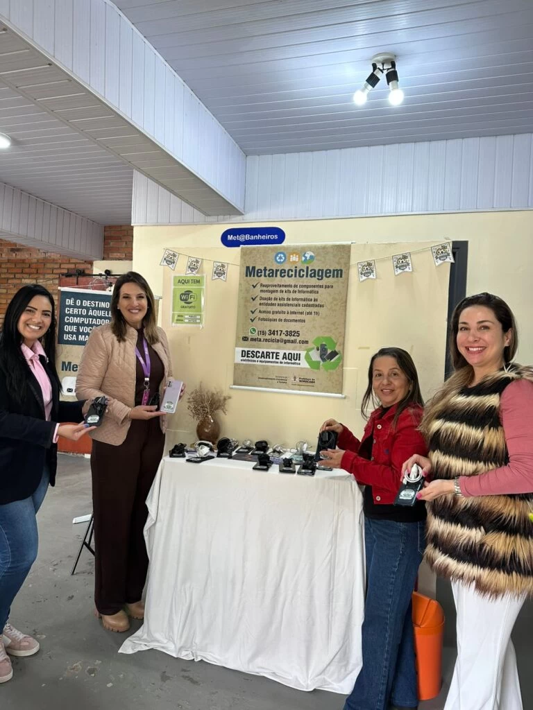 Metareciclagem entrega 20 celulares ao programa conecta elas