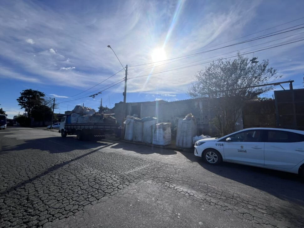 Operação Ferro-Velho interdita estabelecimento irregular no Parque São Bento