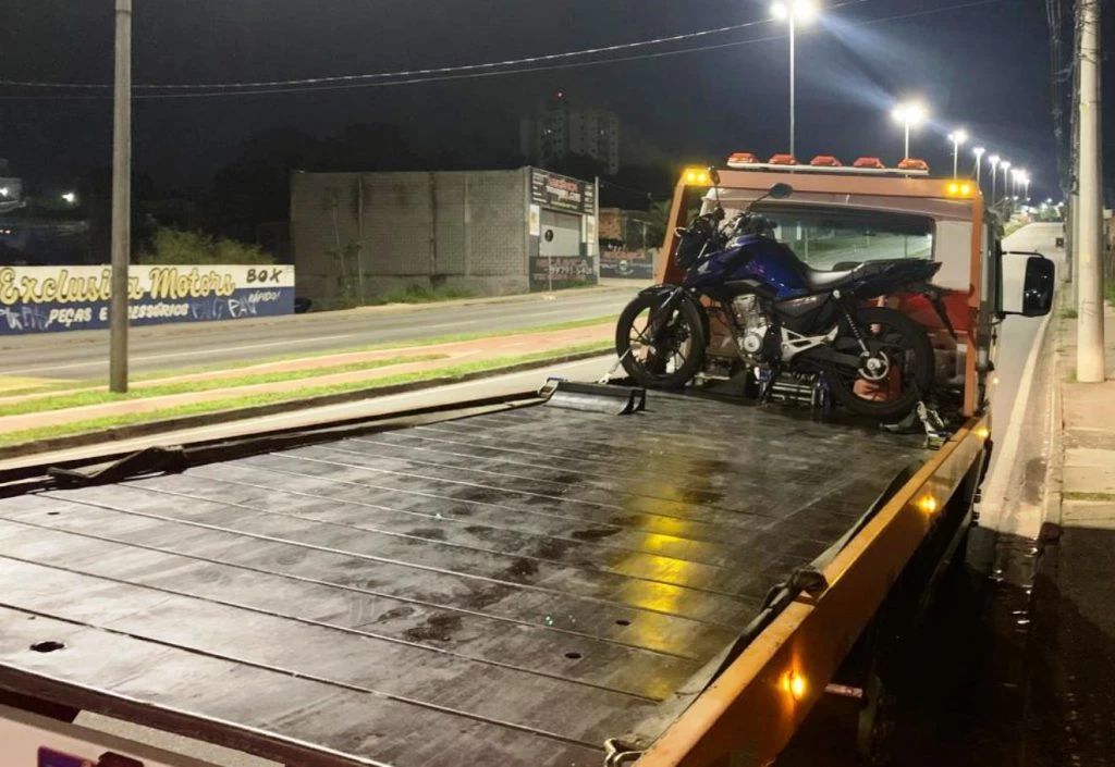 GCM flagra irregularidades de trânsito e apreende carro e moto