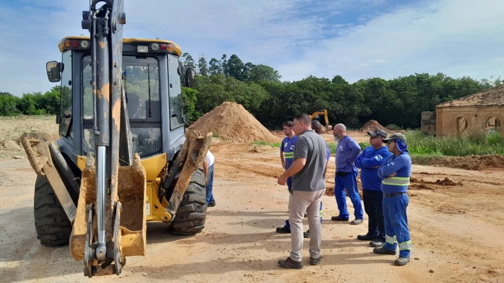 Saae/Sorocaba realiza treinamento de reciclagem para servidores operadores de retroescavadeira