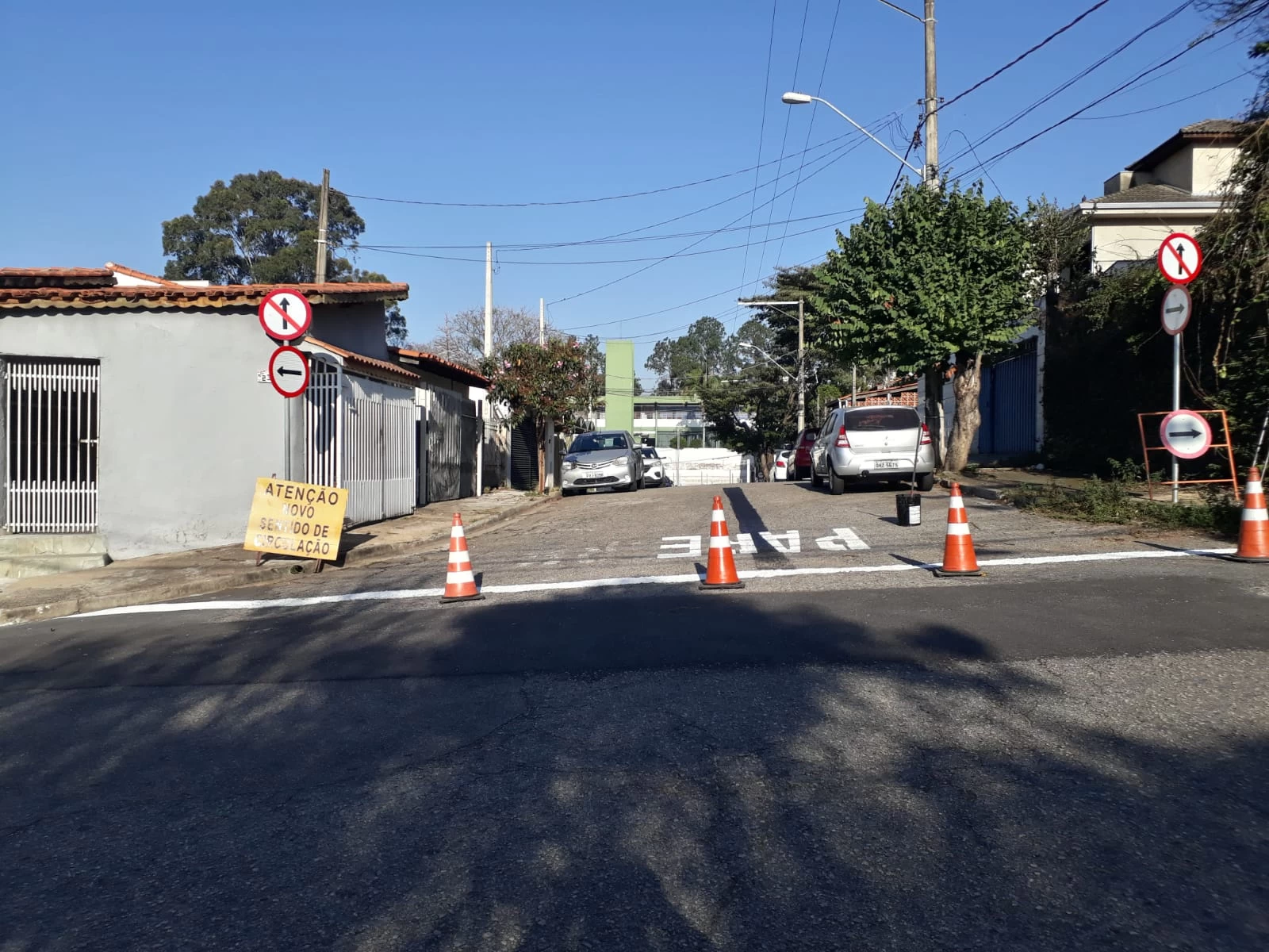Prefeitura implanta sentido de mão única de direção em rua na Vila Jardini