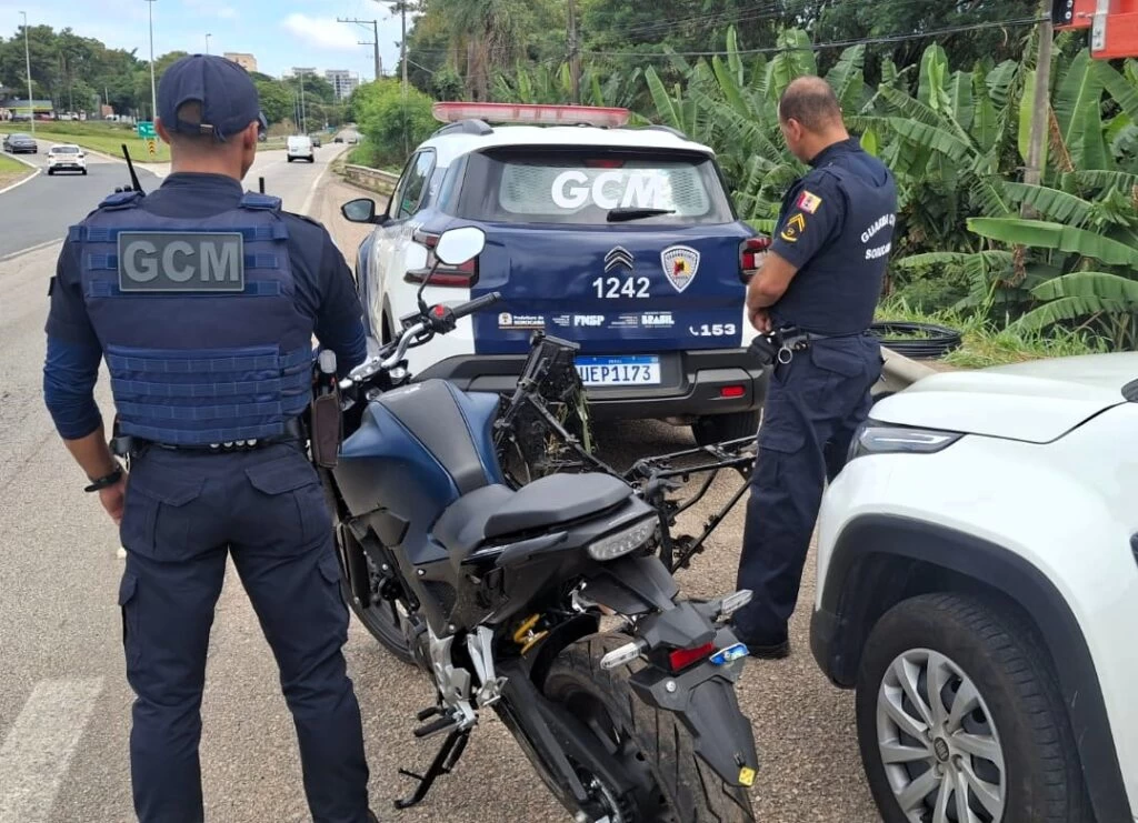Motocicleta furtada é localizada pela GCM em área de mata na região do Granja Olga