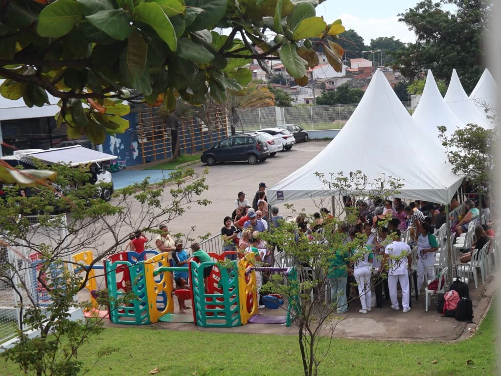 Prefeitura entrega mais de 900 cestas básicas a famílias em situação de vulnerabilidade em vários bairros da cidade