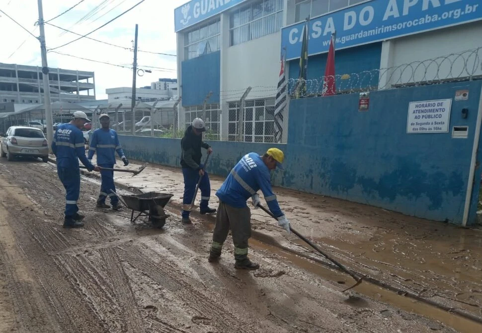 Equipes da Prefeitura de Sorocaba estão mobilizadas para atender ocorrências relacionadas às chuvas do fim de semana