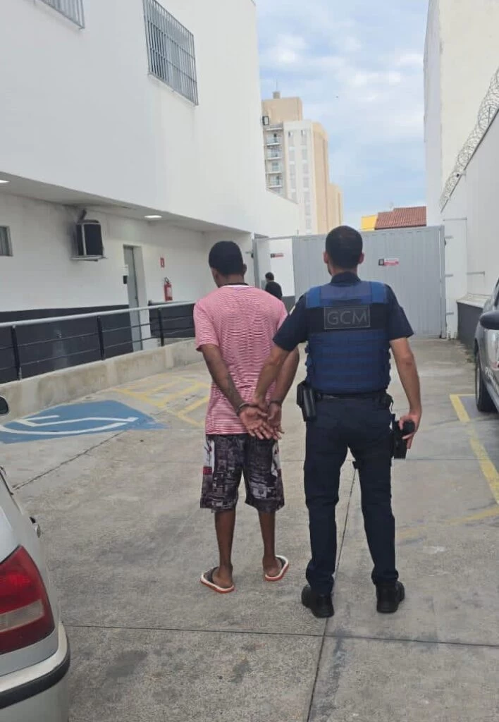 GCM detém procurado pela Justiça no Jd. Brasilândia após alerta de câmera de monitoramento