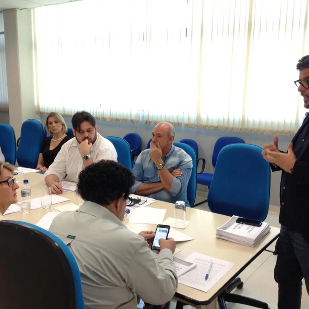 Secretaria da Educação apresenta detalhes da Gestão Compartilhada na Câmara Municipal