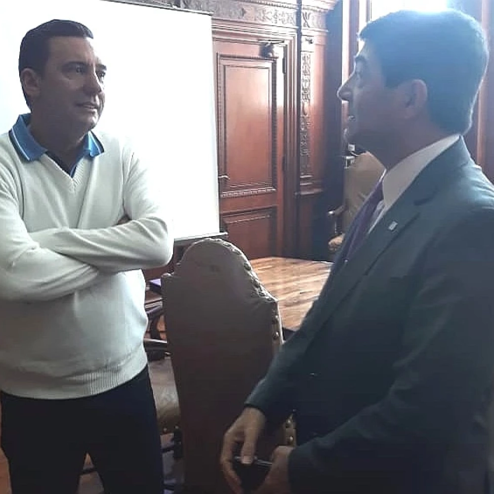 Secretário estadual conhece detalhes sobre projeto de campo sintético