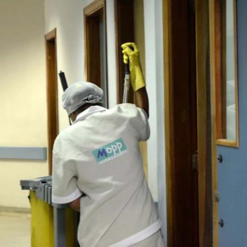 Sem receber, funcionários da limpeza das unidades de saúde ameaçam parar na quinta-feira