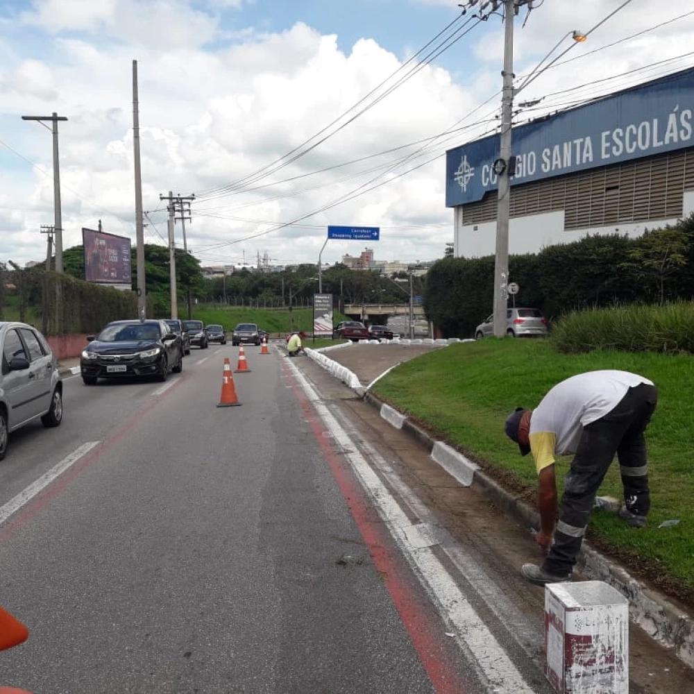 Serpo faz pintura de guias e sarjetas da Dom Aguirre e Afonso Vergueiro