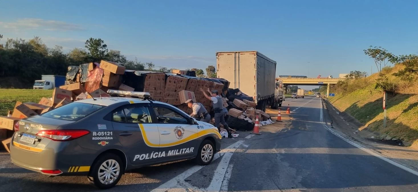 Motorista tomba carreta com mais de 300 mil cigarros contrabandeados e é preso no interior de SP