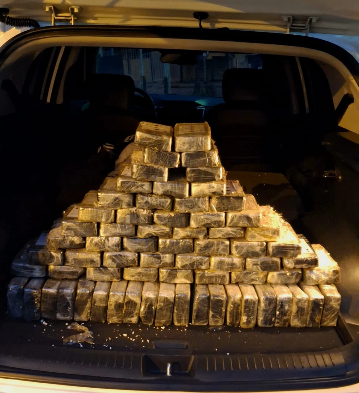 Motorista é preso ao tentar fugir com 200 kg de cocaína