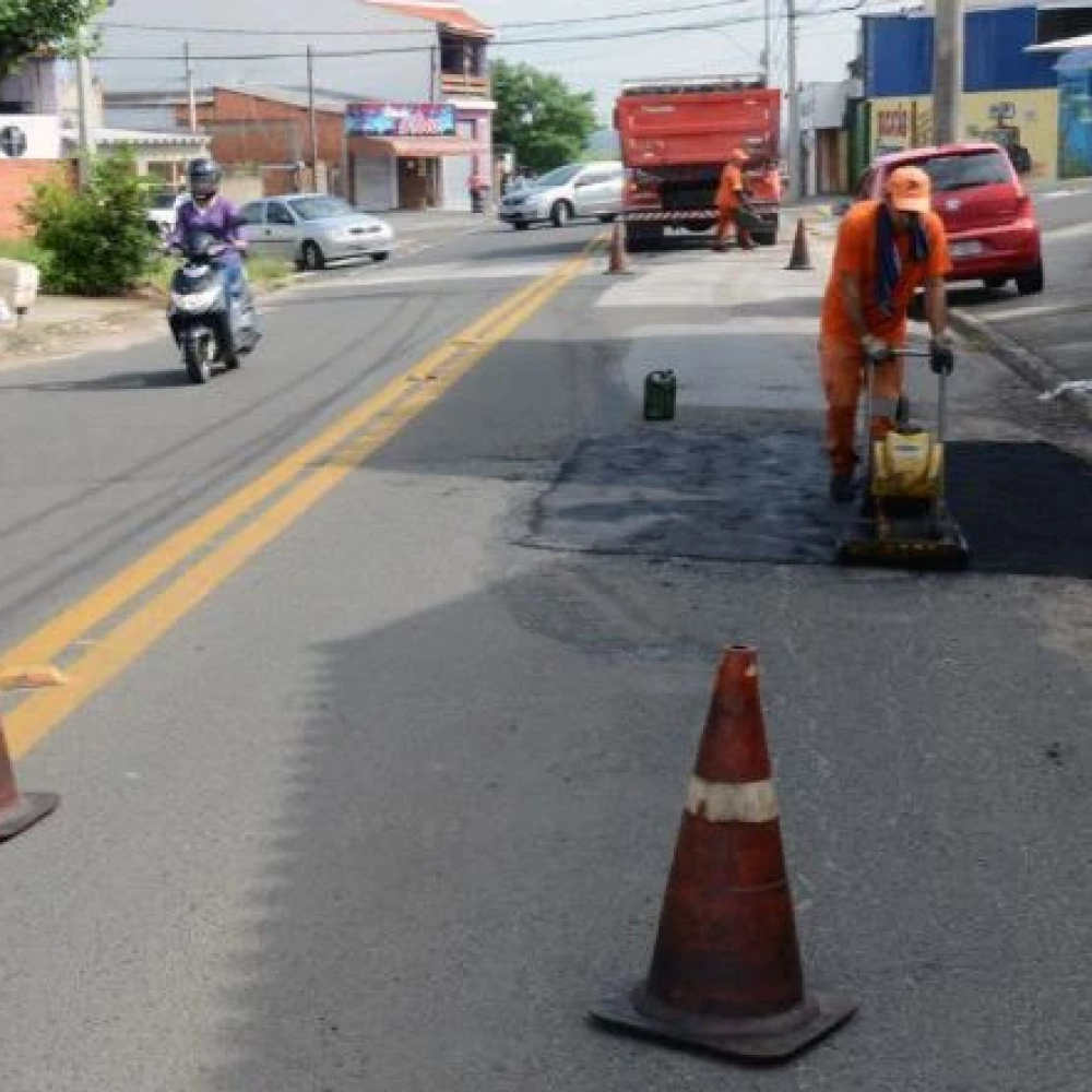 Tapa-buraco contempla vias públicas de 32 bairros