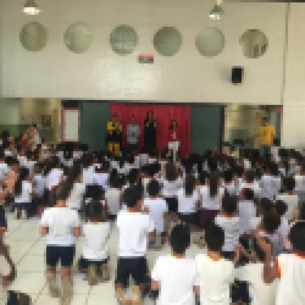 Teatro Super Amarelinho contra Velox diverte e orienta crianças da Escola Municipal Ana Cecilia Falcato