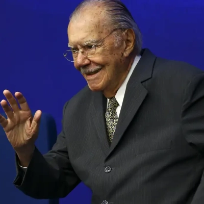José Sarney recebe alta hospitalar após nove dias de internação