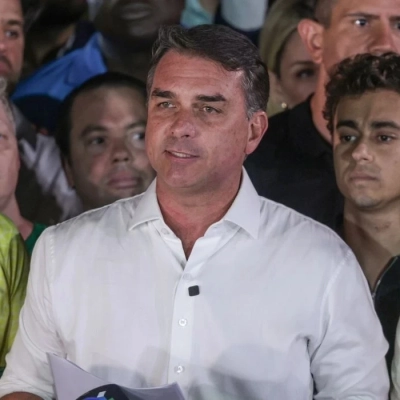 Aeronave com Flávio Bolsonaro e família pousa nos Estados Unidos