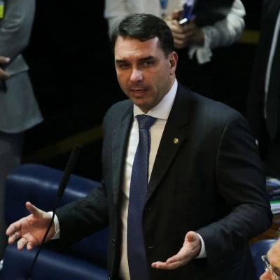 Defesa de Flávio Bolsonaro tentou levar caso Dark Horse a Mendonça
