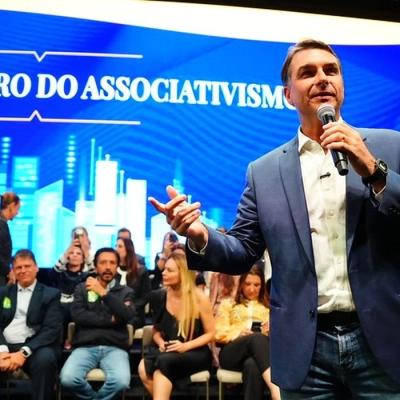 Flávio faz visita ao pai em prisão domiciliar e recebe apoios em SP