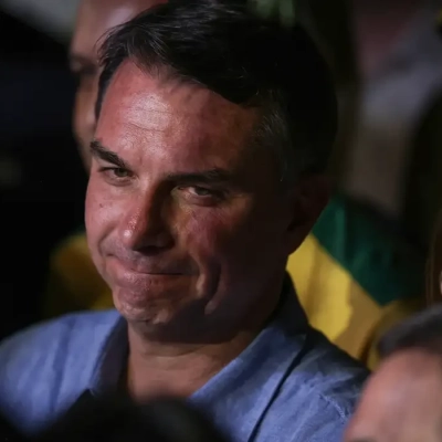 Fuga e carta golpista ampliam isolamento de Flávio Bolsonaro