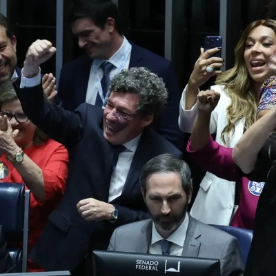 Senado aprova fim da escala 6x1 e redução da jornada de trabalho
