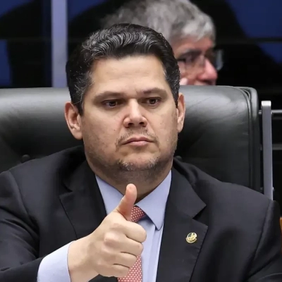 Alcolumbre sugere “melhorar” 6x1 e quer passar PEC por comissões