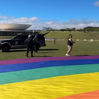 Polícia legislativa proíbe bandeira LGBTQIA+ em gramado do Congresso