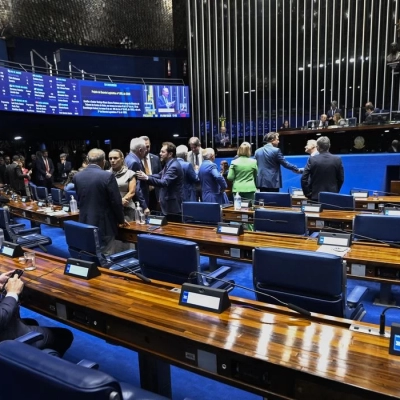 Aziz articula rito especial para levar PEC da escala 6x1 ao plenário