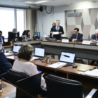CCJ do Senado aprova PEC que acaba com jornada 6x1