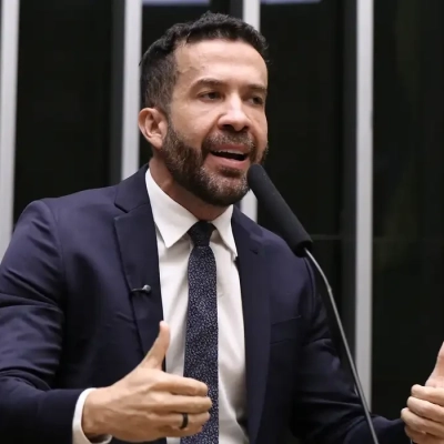 Deputado André Janones é internado com arritmia em São Paulo