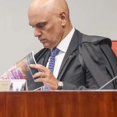 Moraes dá 24 horas para Bolsonaro explicar arma apreendida em blitz