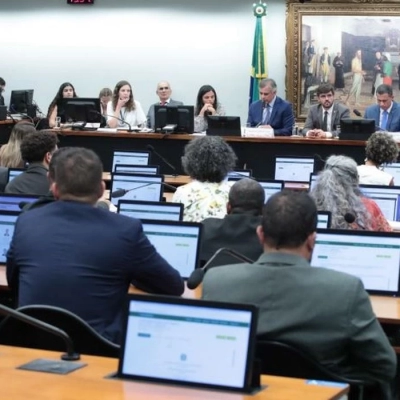 Deputados votam redução da maioridade penal em comissão