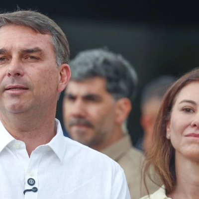 Flávio Bolsonaro participa de missa na Catedral de Brasília