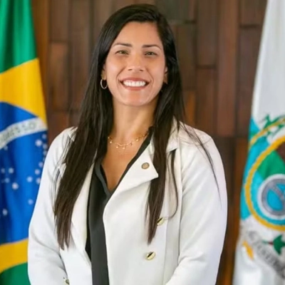 Justiça proíbe deputada de incentivar demissão de opositores