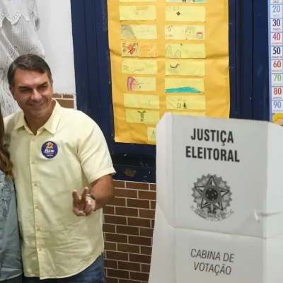Ao votar no Rio de Janeiro, Flávio diz que representa a mudança