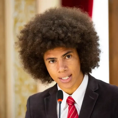 Deputado Renato Freitas diz que briga na rua foi reação a racismo