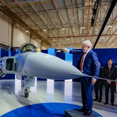 Lula batiza primeiro caça Gripen produzido no Brasil