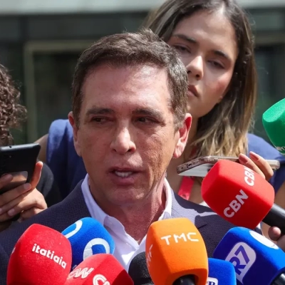 Bolsonaro recebe alta e chega em casa para cumprir prisão domiciliar