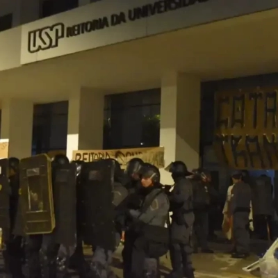 Vereadores provocam universitários em SP e ato tem confronto