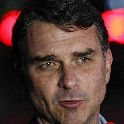 Flávio Bolsonaro admite cobrança a Vorcaro, mas nega crime