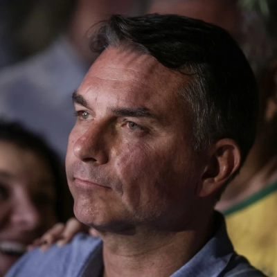 Mendonça multa Flávio por impulsionar post negativo contra Lula
