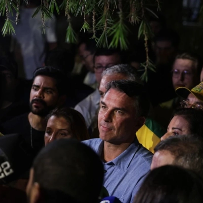 Flávio Bolsonaro impõe condições para liberar sigilos