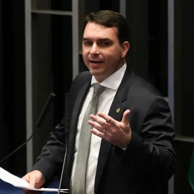 PGR pede que Flávio Bolsonaro seja ouvido por calúnia contra Lula