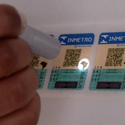 Selos antigos do Inmetro para capacete, extintor e GNV vencem em março