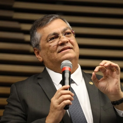 Dino cita Master e determina revisão de regras da CVM