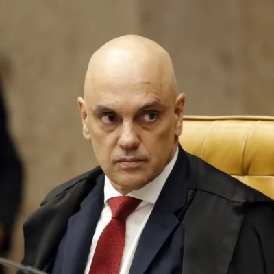 Moraes suspende visitas de Flávio a Bolsonaro na prisão domiciliar