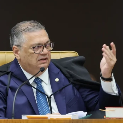 Dino manda PF investigar relação de Vorcaro com cemitérios em SP