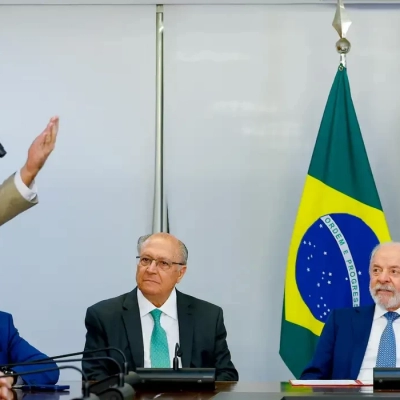 Lula assina MP e zera "taxa das blusinhas"