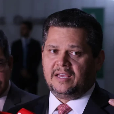 Alcolumbre mantém PEC 6x1 travada em semana esvaziada no Senado